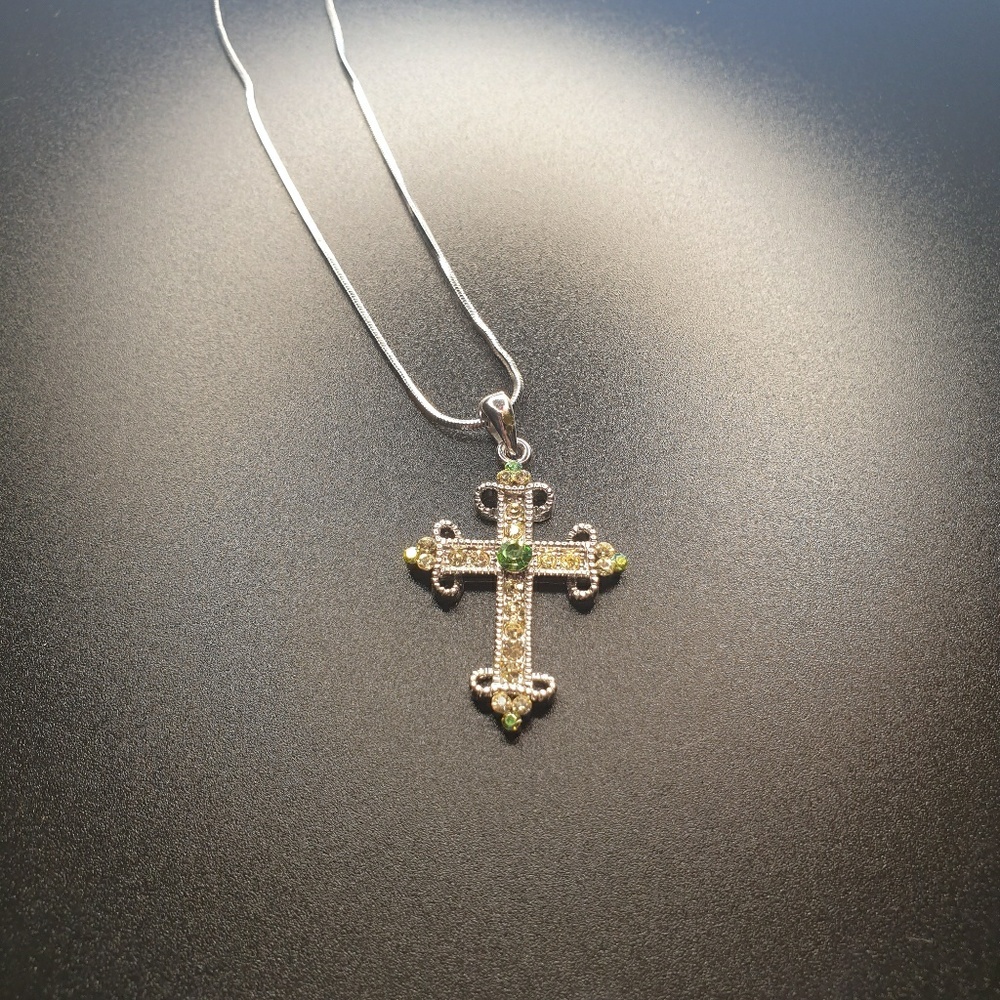 Beautiful vintage cross necklace